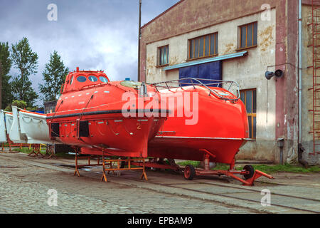 Ein Rettungsboot am Ufer in der Werft. Stockfoto