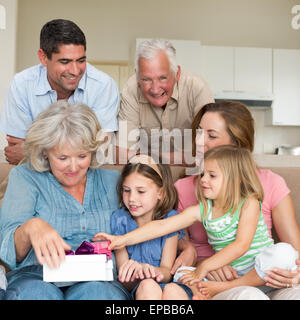 Familie mit Geschenken im Wohnzimmer Stockfoto