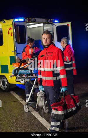Sanitäter mit Unterstützung von Team verletzte Patienten Stockfoto