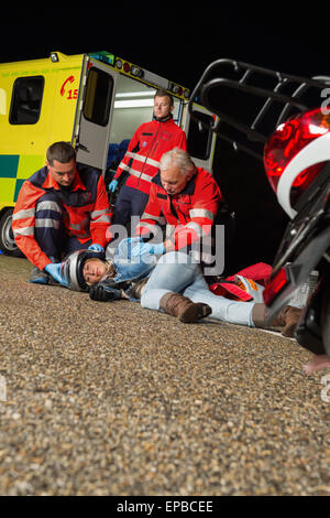 Notfall-Team helfen Verletzten Motorrad Fahrer Stockfoto