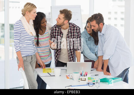 Fokussierten Team von Designern, die mit einem Treffen Stockfoto