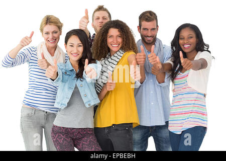 Glückliche Gruppe junger Freunde geben Daumen hoch für Kamera Stockfoto