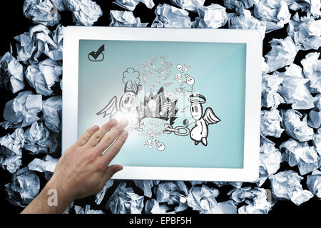 Zusammengesetztes Bild von Hand zu berühren tablet Stockfoto
