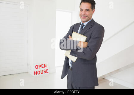 Geschäftsmann mit Dokumenten in ein Haus zu verkaufen Stockfoto