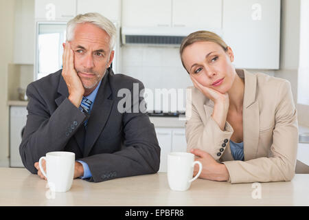 Gelangweilt Geschäft paar Kaffee vor der Arbeit morgen Stockfoto