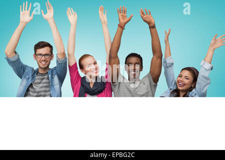 Zusammengesetztes Bild von jungen Freunden Karte zeigen Stockfoto