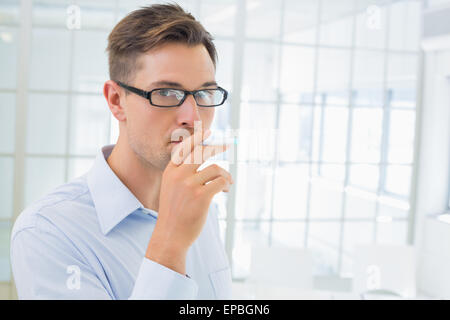 Lässige Geschäftsmann eine elektronische Zigarette rauchen Stockfoto