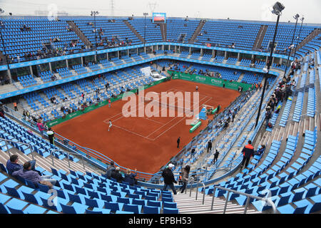 ISTANBUL Türkei 1. Mai 2015 Schweizer Spieler Roger Federer Tätigkeit während der Aufwärmphase TEB BNP Paribas Istanbul Open 2015 Stockfoto