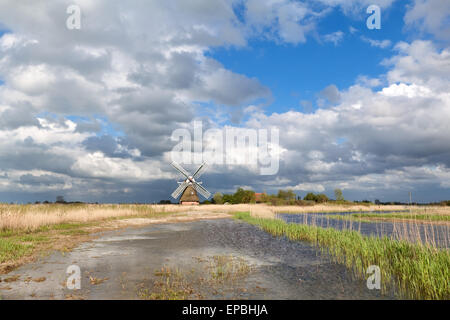 charmante Windmühle bu Fluss und Cblue Himmel mit Wolken, Niederlande Stockfoto