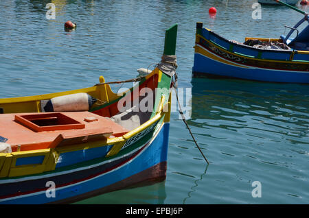 Traditionelle maltesische Luzzu in Marsaxlokk Hafen Stockfoto