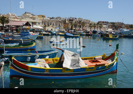 Traditionelle maltesische Luzzu in Marsaxlokk Hafen Stockfoto