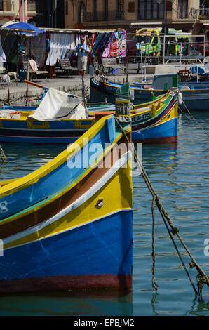 Traditionelle maltesische Luzzu in Marsaxlokk Hafen Stockfoto