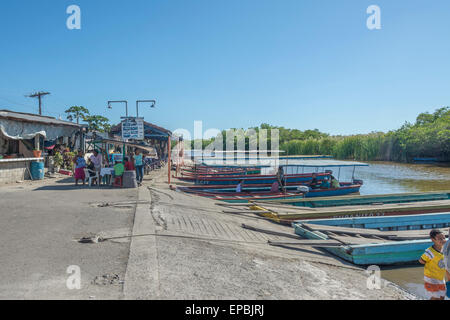 Dock-Bereich in La Avellanav Guatemala für Boote und Fähre über den Kanal Chiquimulilla durch Mangrovensumpf, Monterrico Stockfoto