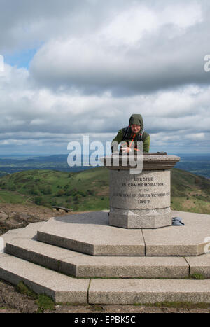 Mann, Studium der Karte auf das Victoria Memorial auf dem Worcester Beacon Malvern Hills, Worcestershire, England, UK Stockfoto