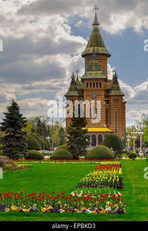 Die orthodoxen Catedrala Mitropolitana in Timisoara Rumänien zeigt die Vorgehensweise durch den Central Park-Sieg quadratischen Garten Stockfoto
