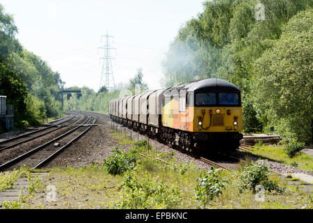 Ein Colas Rail Class 56 Diesel mit einem Güterzug am Wasser Orton, Warwickshire, Großbritannien Stockfoto