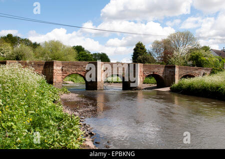 Fluss Tame und Brücke, Wasser Orton, Warwickshire, England, UK Stockfoto