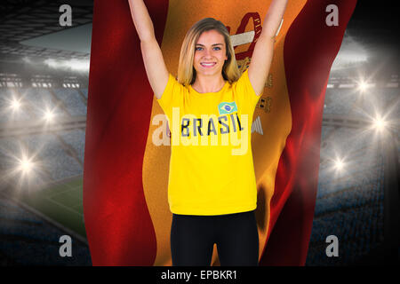Aufgeregt Fußballfan in Brasil Tshirt mit Spanien Flagge Stockfoto