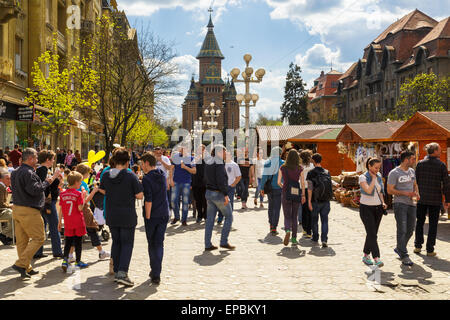 Die orthodoxen Catedrala Mitropolitana in Timisoara Rumänien gesehen, wie Menschen aus quadratischen Sieg über den gehen Stockfoto