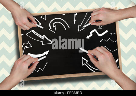 Zusammengesetztes Bild mehrere Hände zeichnen Pfeile mit Kreide Stockfoto