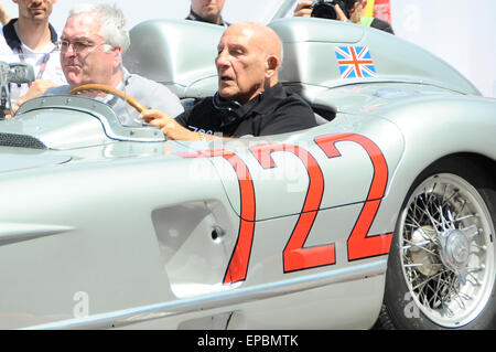 Brescia, Italien. 14. Mai 2015.  Stirling Moss öffnen das Rennen bei 1000 Miglia 2015 mit Mercedes 300 SLR von 1955 mit seinem historischen Startnummer Credit: Gaetano Piazzolla Alamy Live News Stockfoto