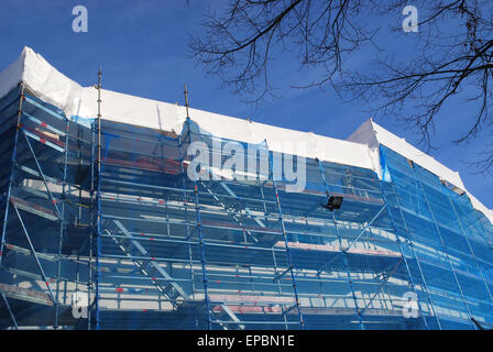 Gerüst auf Baustelle gegen blauen Himmel Stockfoto