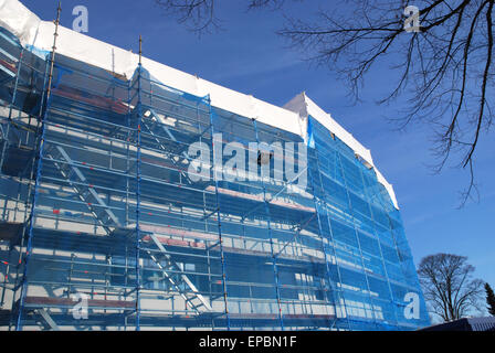 Gerüst auf Baustelle gegen blauen Himmel Stockfoto