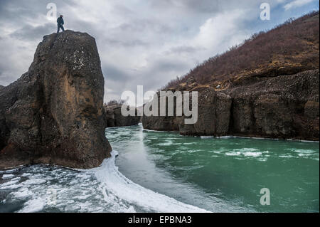 Eine Schlucht und Canyon mit einem Green River und Eisberge in Richtung Meer fließen Stockfoto