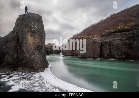 Eine Schlucht und Canyon mit einem Green River und Eisberge in Richtung Meer fließen Stockfoto