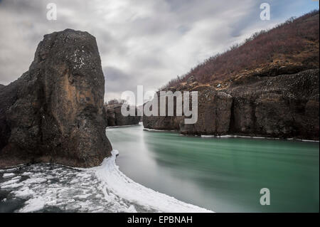 Eine Schlucht und Canyon mit einem Green River und Eisberge in Richtung Meer fließen Stockfoto