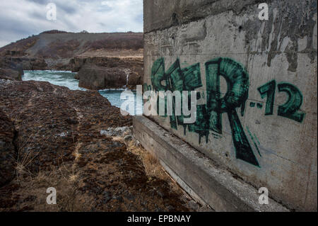 Island Urlaub und Tourismus Bilder - Graffiti übersät Brücke über einen Fluss Stockfoto