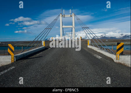 Leere Straße weiter auf der Route 1 in Island Stockfoto