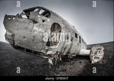 Der berühmte US-Navy abgestürztes Flugzeug auf dem isländischen schwarzen Sand Stockfoto