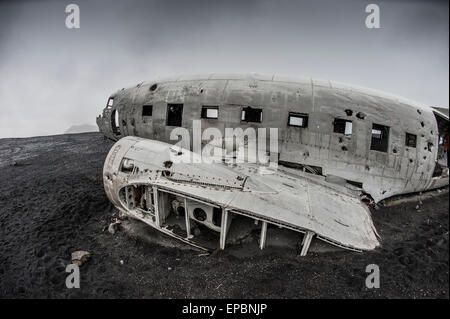 Der berühmte US-Navy abgestürztes Flugzeug auf dem isländischen schwarzen Sand Stockfoto