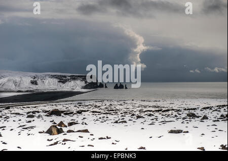 Island Urlaub und Tourismus Bilder - Reynisdrangar Meer-stacks Stockfoto