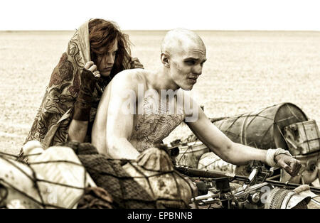 MAD MAX: FURY ROAD 2015 Warner Bros Film mit Riley Keough auf der linken Seite und Nicholas Hoult Stockfoto