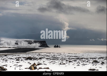 Island Urlaub und Tourismus Bilder - Reynisdrangar Meer-stacks Stockfoto