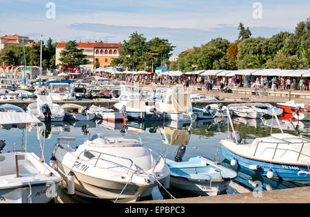 Porec, Kroatien - August 04,2014, Damm und Hafen im alten Teil der Stadt Porec, Kroatien Stockfoto