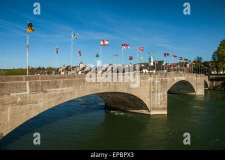 April Nachmittag in Rheinfelden, Kanton Aargau, Schweiz. Blick von deutscher Seite. Stockfoto