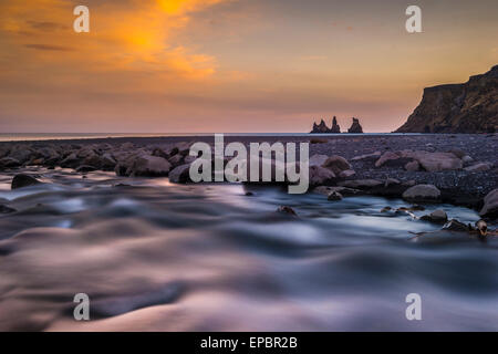 Die isländischen Trolle oder Reynisdrangar (Basalt-Meer-Stacks) in Vik (Vik ich Myrdal), Süd-Island Stockfoto