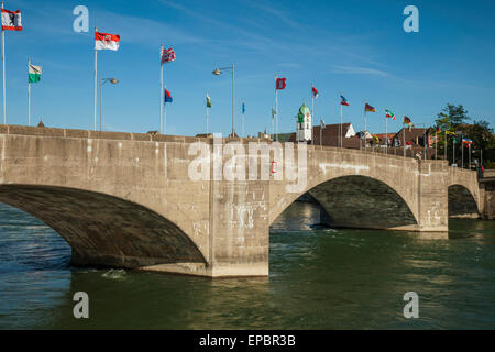 April Nachmittag in Rheinfelden, Kanton Aargau, Schweiz. Blick von deutscher Seite. Stockfoto