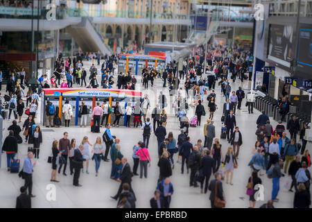 Das geschäftige Zusammentreffen der Waterloo Bahnhof verbindet die meisten Südengland mit der Stadt. Stockfoto