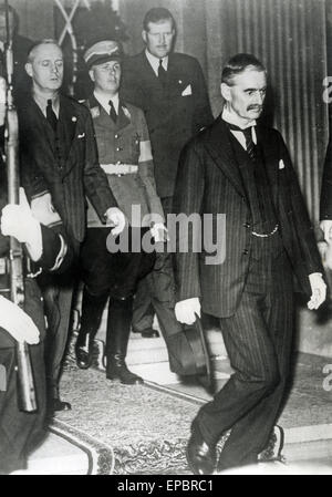 NEVILLE CHAMBERLAIN (1869-1940) Dresden Hotel, Bad Godesberg am 24. September 1938 nach seinem Treffen mit Hitler verlassen zu müssen. Der deutsche Außenminister Joachim von Ribbentrop auf der linken Seite ist auf der linken Seite. Stockfoto