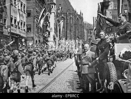 BALDUR von SCHIRACH (1907-1974) nimmt den Gruß als Reichsführer der Jugend auf dem Reichsparteitag 1929. Eine Glatze Julius Streicher steht im Vordergrund. Stockfoto