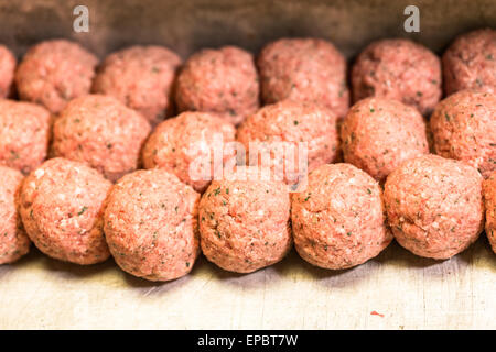 Italienische Fleischbällchen im italienischen Restaurant vorbereiten. Stockfoto