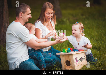 Glückliche Familie mit Schachteln Box und Farben Stockfoto