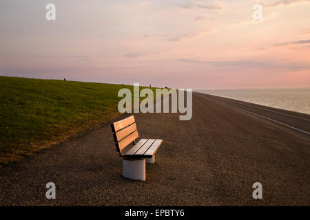 Bänke auf A angehoben Dyke verwendet zum Schutz vor Überschwemmungen, Nordsee, Holland, Niederlande Stockfoto