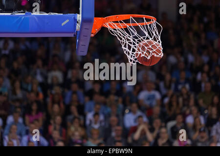 Bonn, Deutschland. 15. Mai 2015. Basketball, Bundesliga, Playoffs, match-3, Bonn, Deutschland, 15.05.2015: Telekom Baskets gegen Ratiopharm Ulm: Ball Im Korb. Bildnachweis: Jürgen Schwarz/Alamy Live-Nachrichten Stockfoto