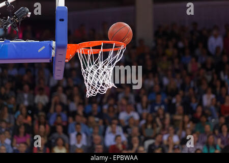 Bonn, Deutschland. 15. Mai 2015. Basketball, Bundesliga, Playoffs, match-3, Bonn, Deutschland, 15.05.2015: Telekom Baskets gegen Ratiopharm Ulm: Ball bin Korbrand. Bildnachweis: Jürgen Schwarz/Alamy Live-Nachrichten Stockfoto