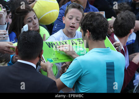 ISTANBUL, Türkei - 1. Mai 2015: Schweizer Spieler Roger Federer Fans nach Quartal Endspiel von TEB BNP Paribas Istanbul unterzeichnet Stockfoto